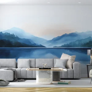 Paysage montagneux bleu avec reflets sur lac paisible et brume